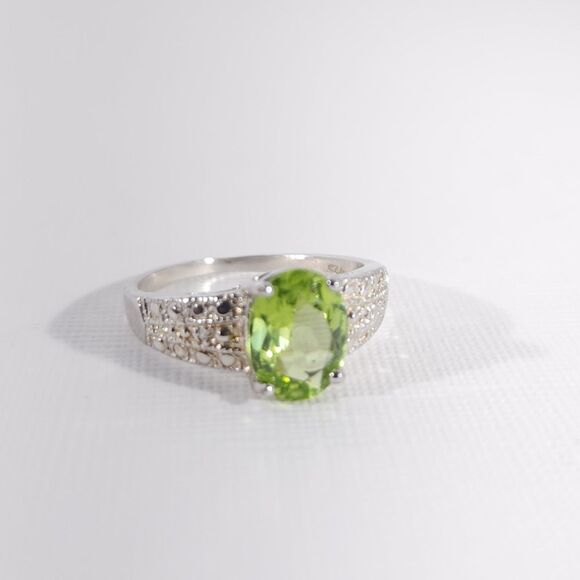 Peridot 1.9 Carats Ring Size 7 - Picture 4 of 8